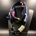 La fabricación de China imprimió la bufanda cuadrada impresa flor de la tela cruzada bufanda al por mayor con joyería atada
